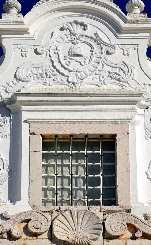 São蒂亚戈教堂的Estombar - façade细节与圣地亚哥贝壳，阿尔加维，葡萄牙